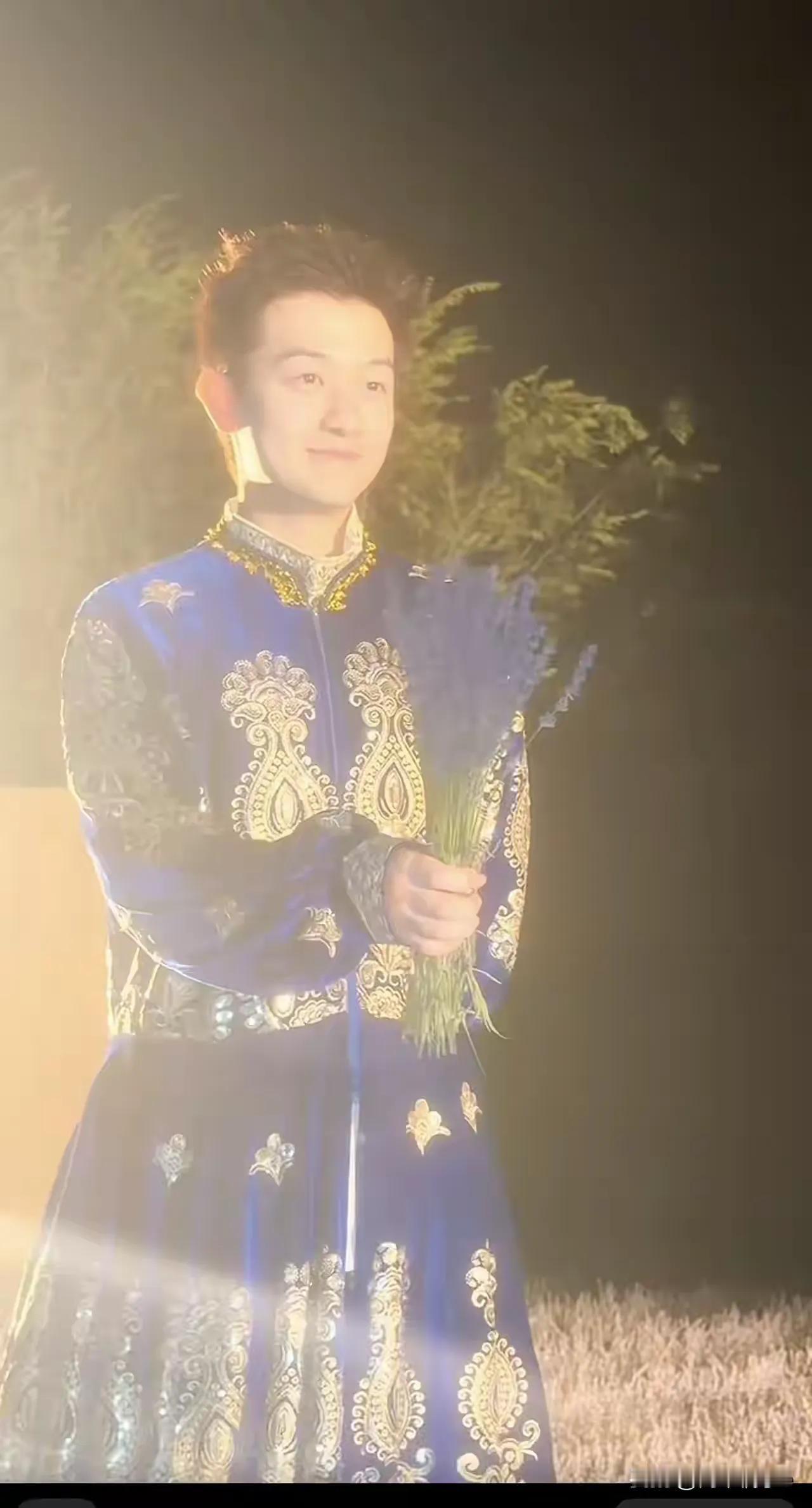 陌上人如玉，
公子世无双。
这孩子长得跟玉琢似的，
有前途啊！
拿把薰衣草，
我