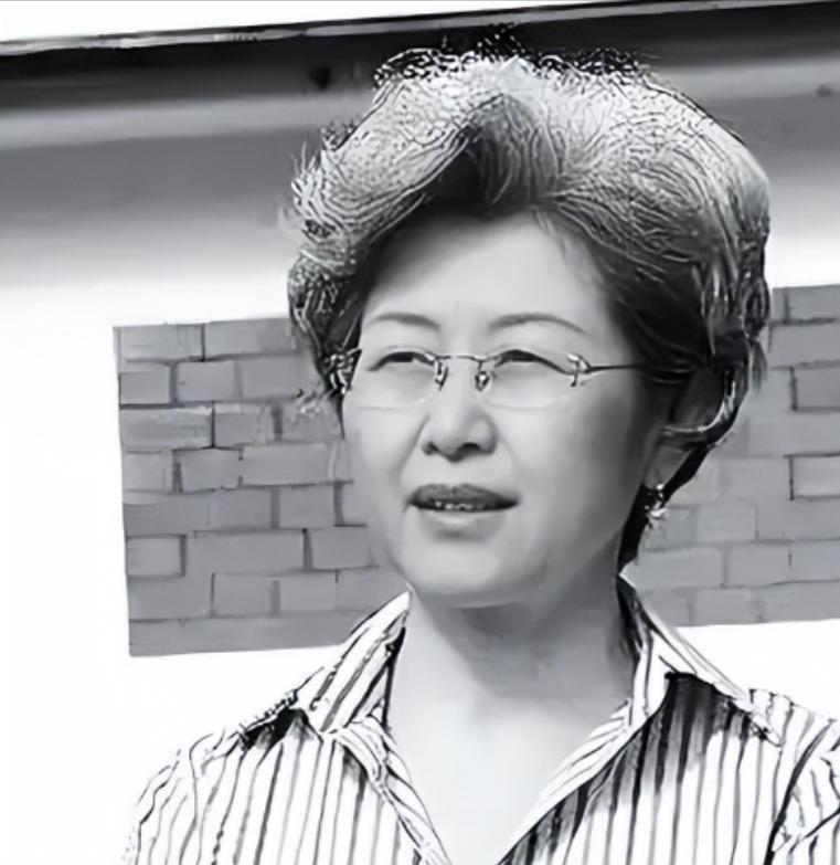 [微风]她在毛主席身边工作11年，晚年与主席同月同日离世，一生未婚。她叫王海容，