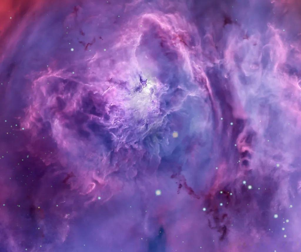 泻湖星云深处，充斥着发光的星际气体峡谷和黑暗的尘埃云团。又名M8，这片明亮的恒星
