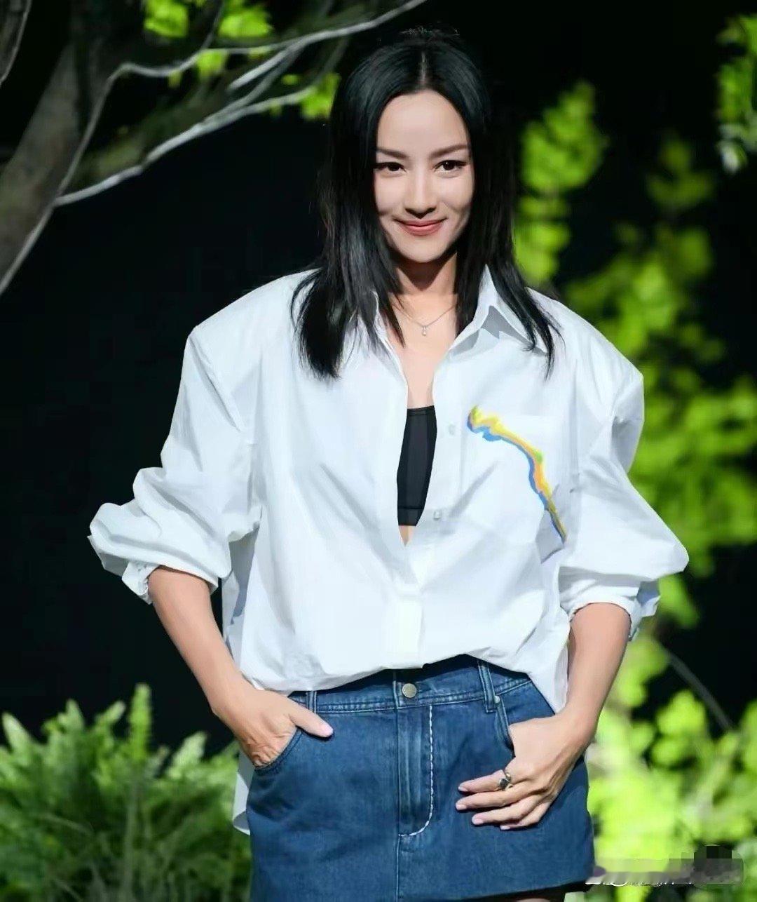 瞿颖的气质与颜值在模特界堪称顶尖，即便已年过五旬，依旧青春美丽。 