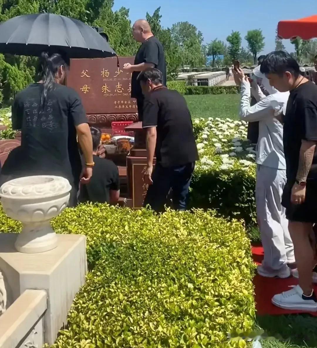 一眨眼杨少华已经去世一个多月了，几个儿子又聚在一起给老父亲烧五七纸。
不出所料，