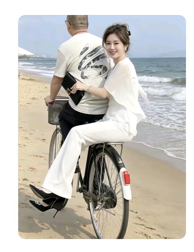 给力
话说八十年代初；
凤凰自行车最牛；
那时三大名牌车；
永久凤凰和飞鸽；
你