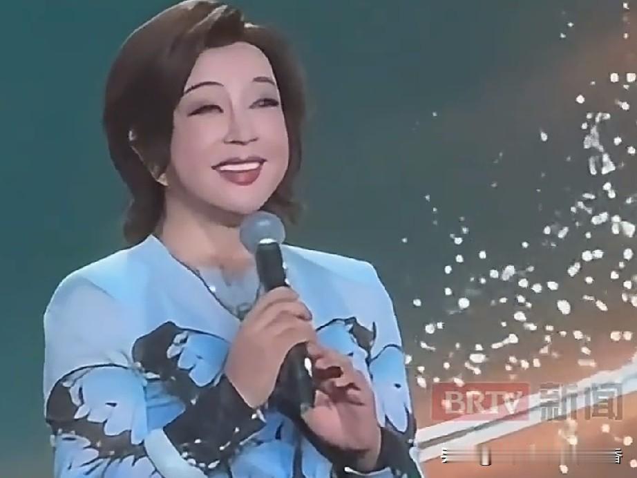 刘晓庆在百花奖开幕式上感慨万千，她深情地说道：“我这辈子最大的幸运，便是成为一名