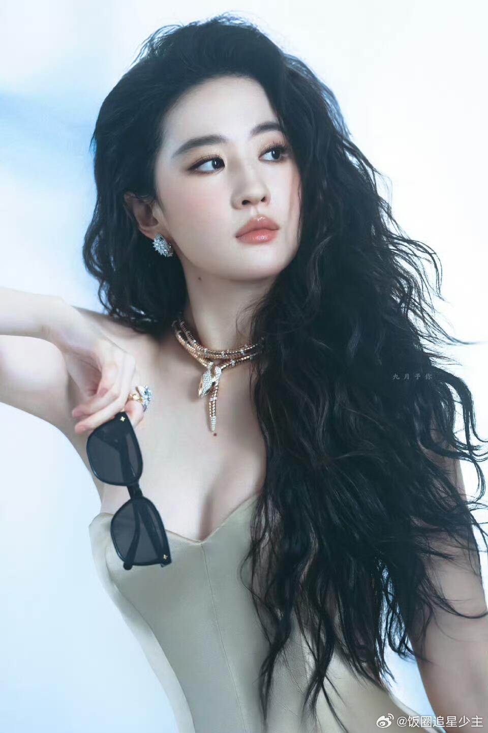 刘亦菲是一种形容词刘亦菲风格不设限 每次看到她都在想，上帝到底给她关了哪扇窗？哦