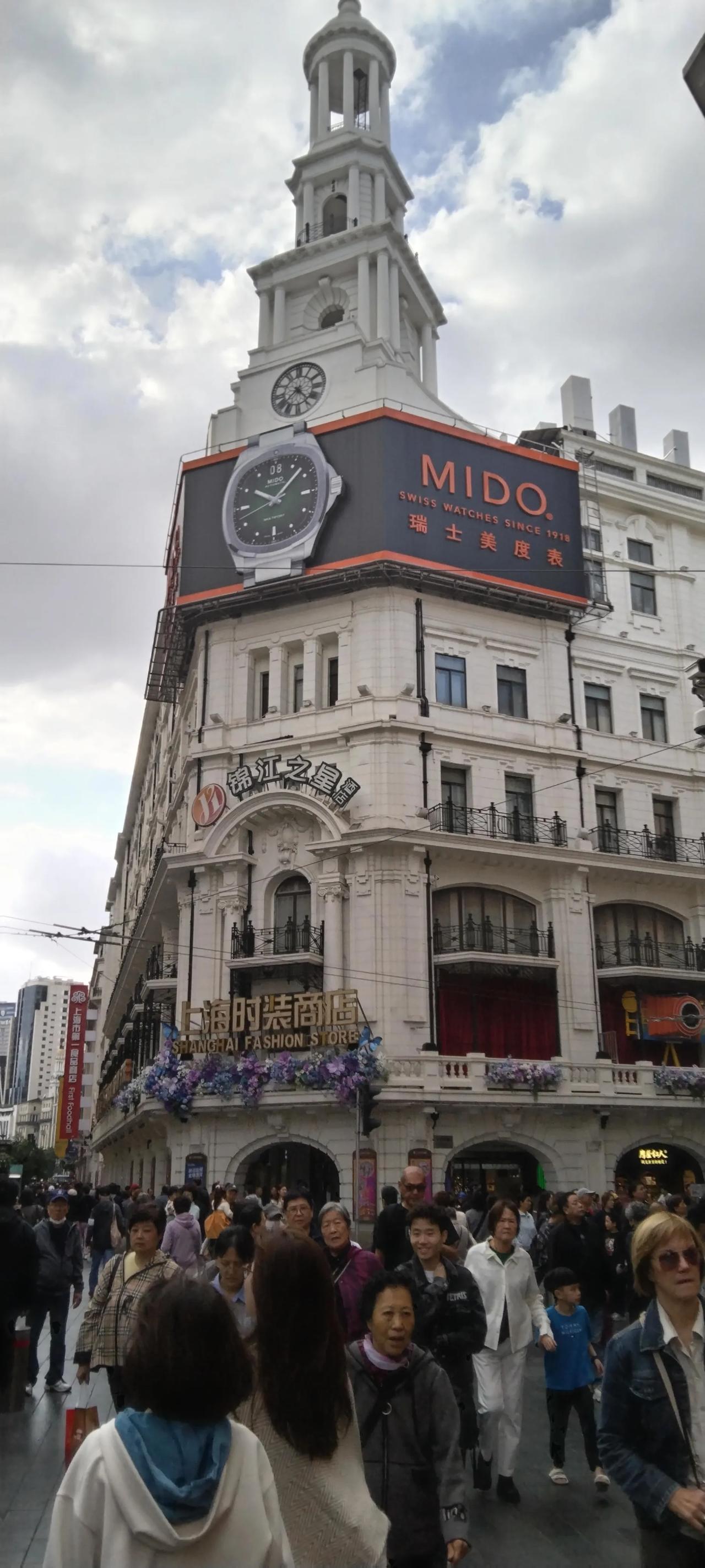 上海外滩的百年建筑让游人流涟往返！