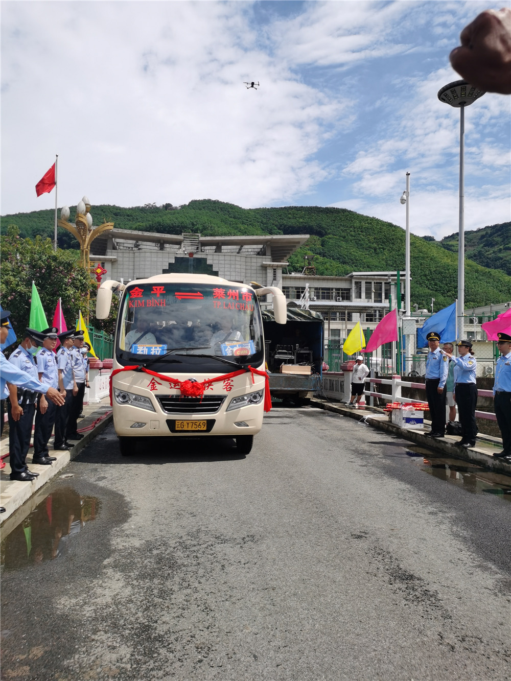 【坐着班车去越南！中国金平⇆越南莱州通车，票价60元】6月13日上午，中国金平至