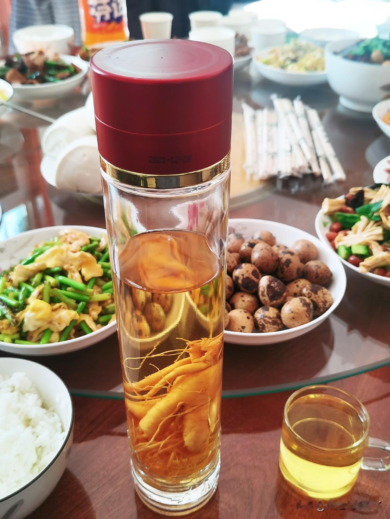 敬自己一杯酒，最想对自己说的一句话是：人间值得处。
其理由有四：
1、感恩父母带