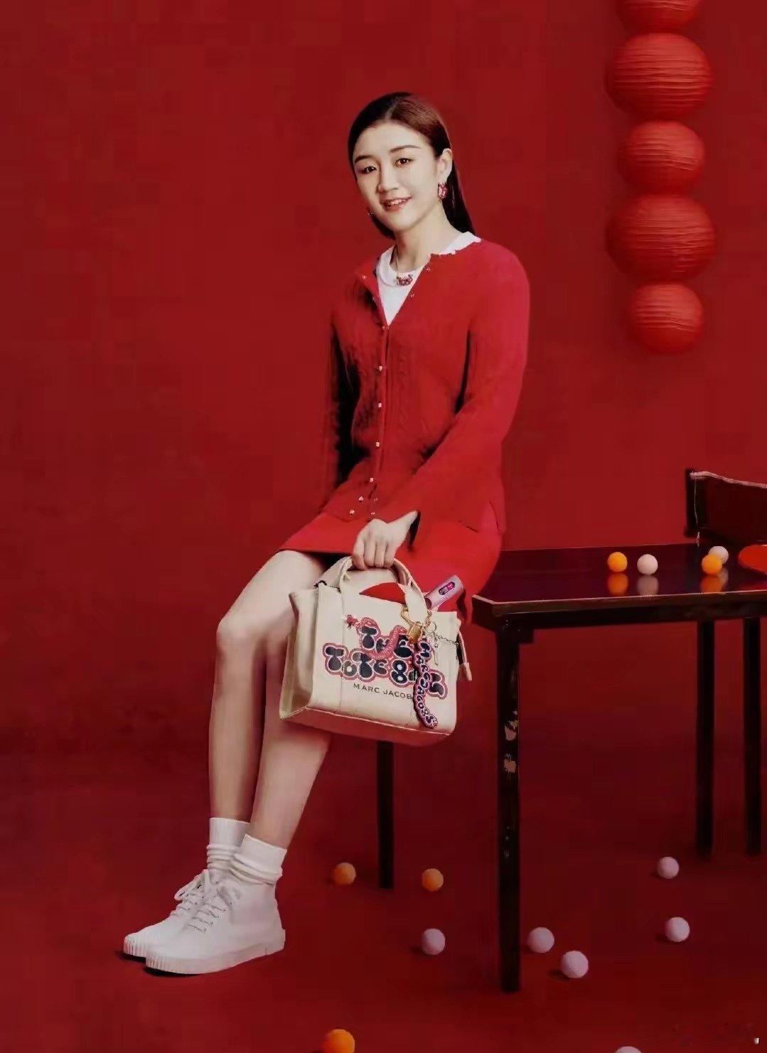 陈梦的美照！优雅大气的陈梦一身中国红，如玫瑰般娇艳，彰显着无限的活力与魅力，如梦
