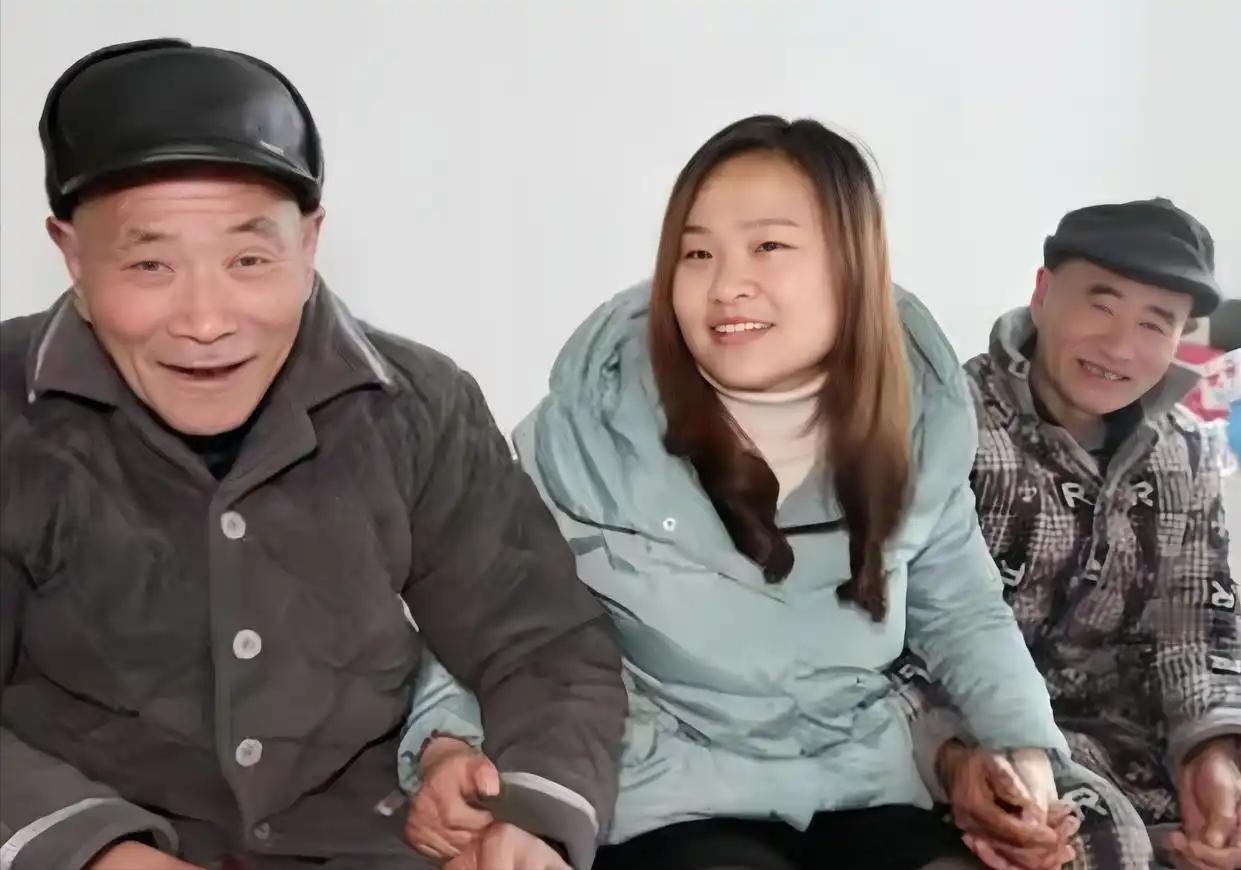 一对夫妻生下个女孩。谁料，他们竟趁夜把女孩丢给村里两光棍兄弟。没想到，两兄弟如获
