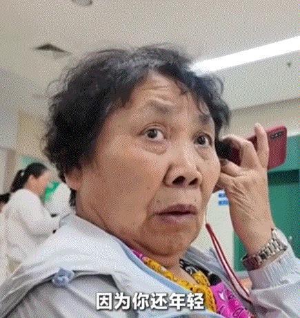 火到央视网了！江苏，一男子偶遇15年未见的高中班主任，男子一眼就认出了班主任，但