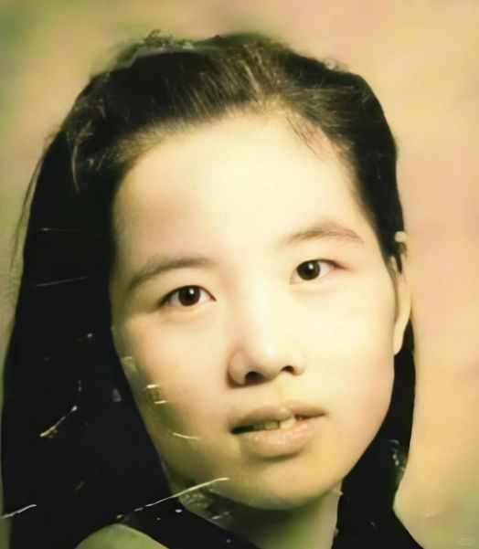 她的名字出现在一份名单上，名单上的人物个个如雷贯耳，而她却鲜为人知。
	
191...