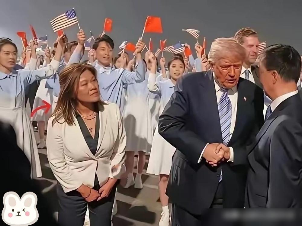 说实话，第一眼看到特朗普身边的这位女翻译，我差点以为是哪家邻里中心的阿姨来送早餐