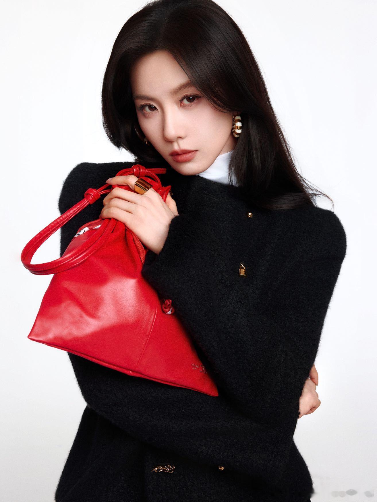 刘诗诗上海Celine黑衣造型亮相，贵气是与生俱来的天赋 