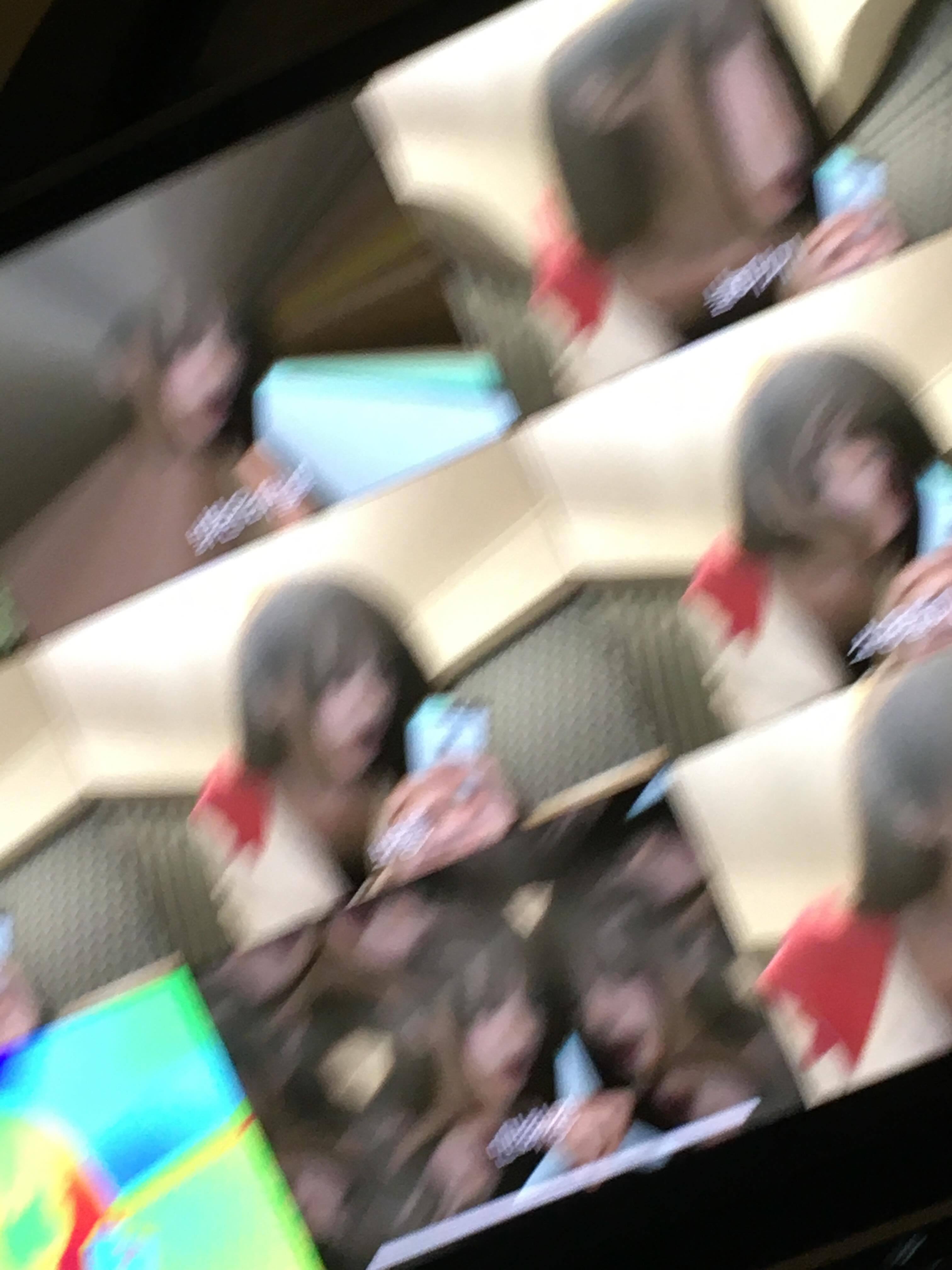 请接收这个女孩用头发摆出的大爱心