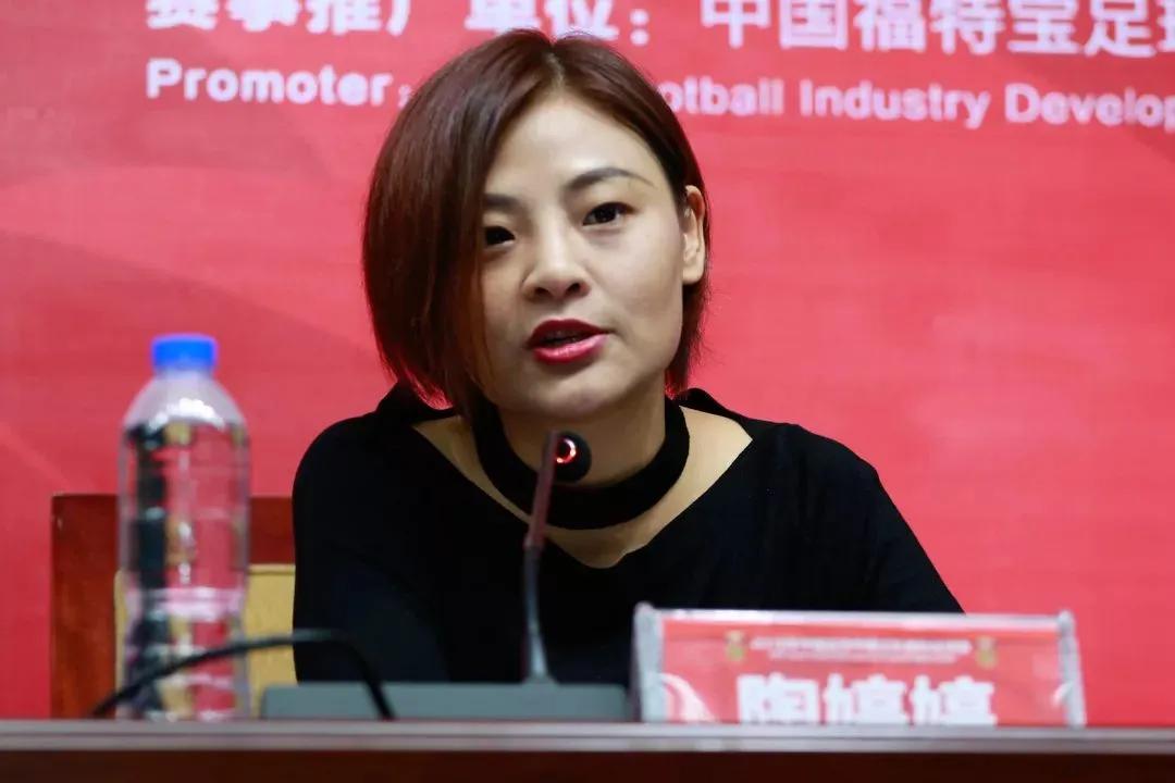这位美女叫陶婷婷，据说是杜兆才“侄女”，私下里会叫杜兆才杜叔叔，以前是常州市检察