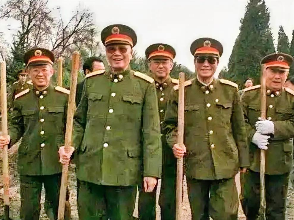 1989年，几位老将军下地干活，左边第二位是后来当总参谋长的张万年，左边第三位就