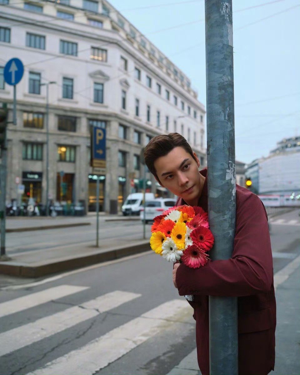 陈伟霆大冷天愿意为我这样 陈伟霆用行动证明：帅真的不需要温度！7度天红西装大深V