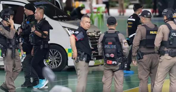 泰国中学生开完26枪后饮弹自尽，留下的不仅是血腥和恐怖还有一地鸡毛！

根据报道