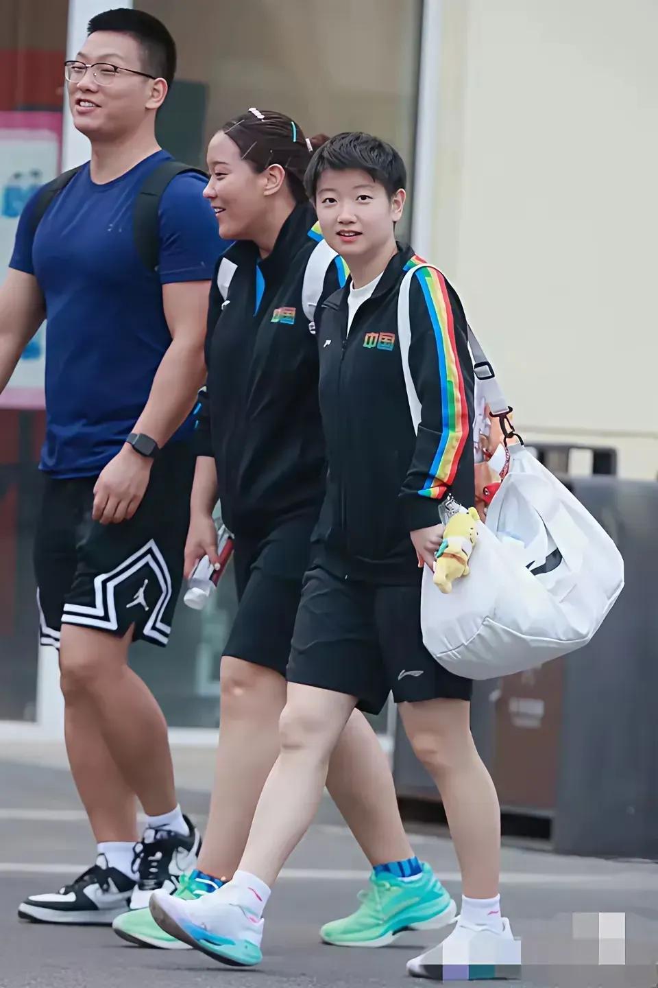 又一次被莎莎惊艳
连队友都跟着阳光灿烂
天空为什么这样美好
莎宝带来了明媚的春天