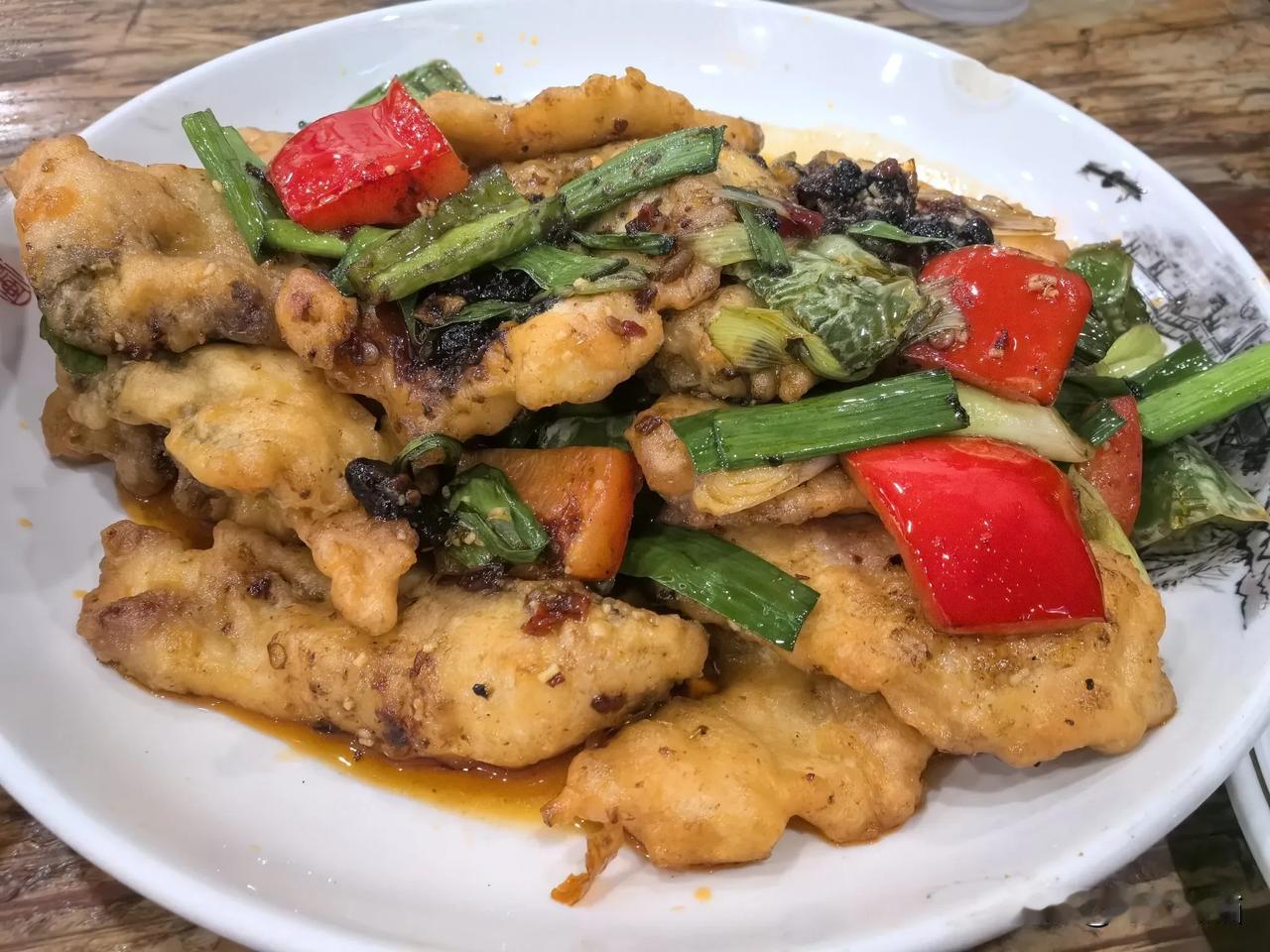 40年的苍蝇馆子还能火下去吗？
凡以饭店命名的餐馆，多以其鲜明的地方特色为卖点，