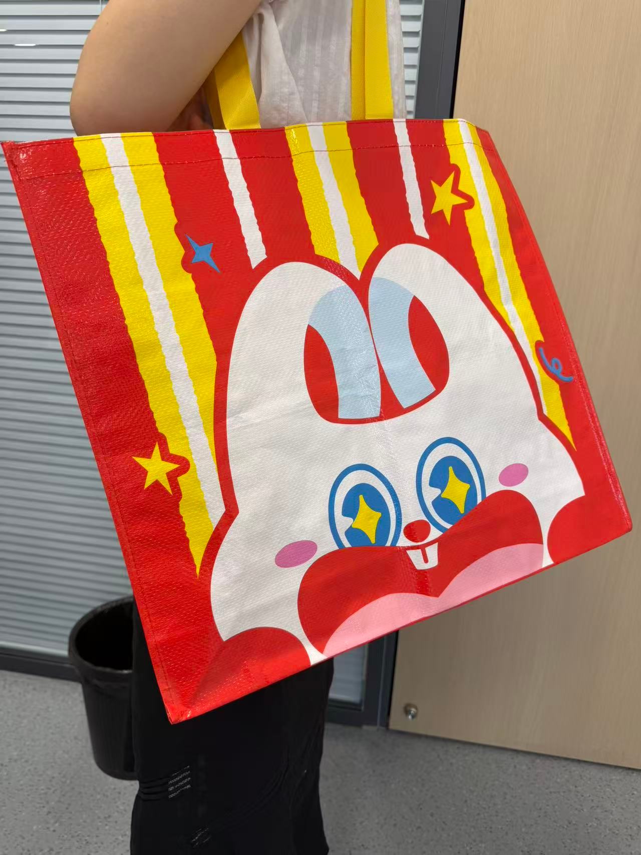 瞿颖拿个袋子就出门了谁懂，瞿颖比我逛街还松弛！她居然就这么背着个袋子出门了，话说