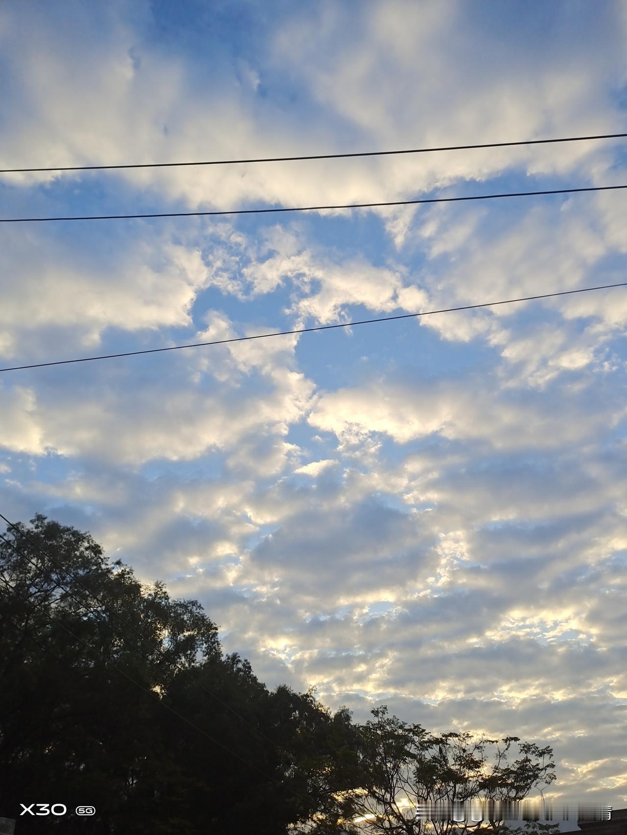 怎么样让自己保持快乐的心情保持快乐其实很简单。每天清晨，对着镜子给自己一个微笑，