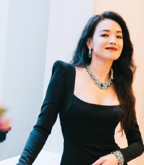 3月20日，导演王晶爆料，90年代末，有人愿花100万请舒淇吃饭。这钱是给他的“