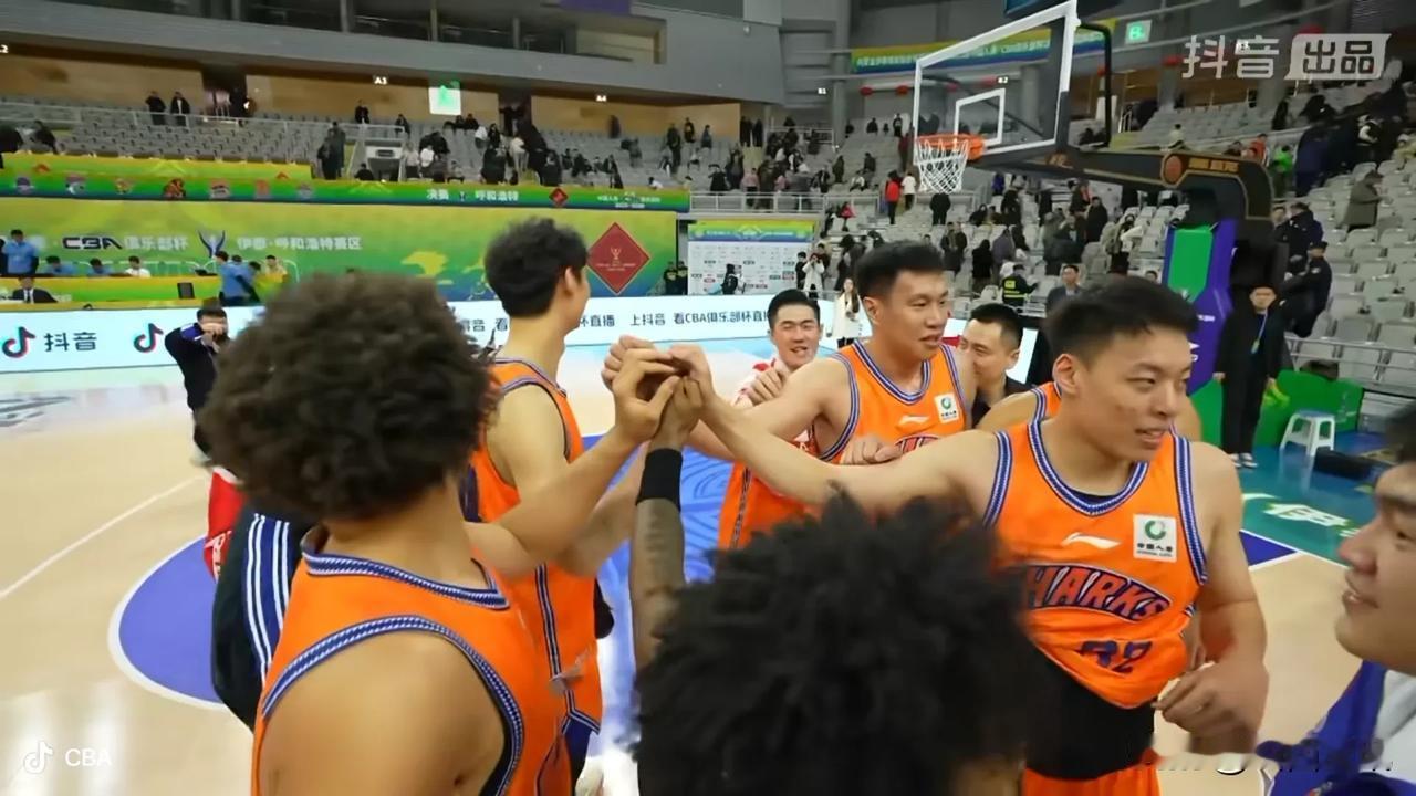 上海久事男篮挺进第二届俱乐部杯决赛，坐等山西男篮与浙江广厦胜者！
今晚，这场半决