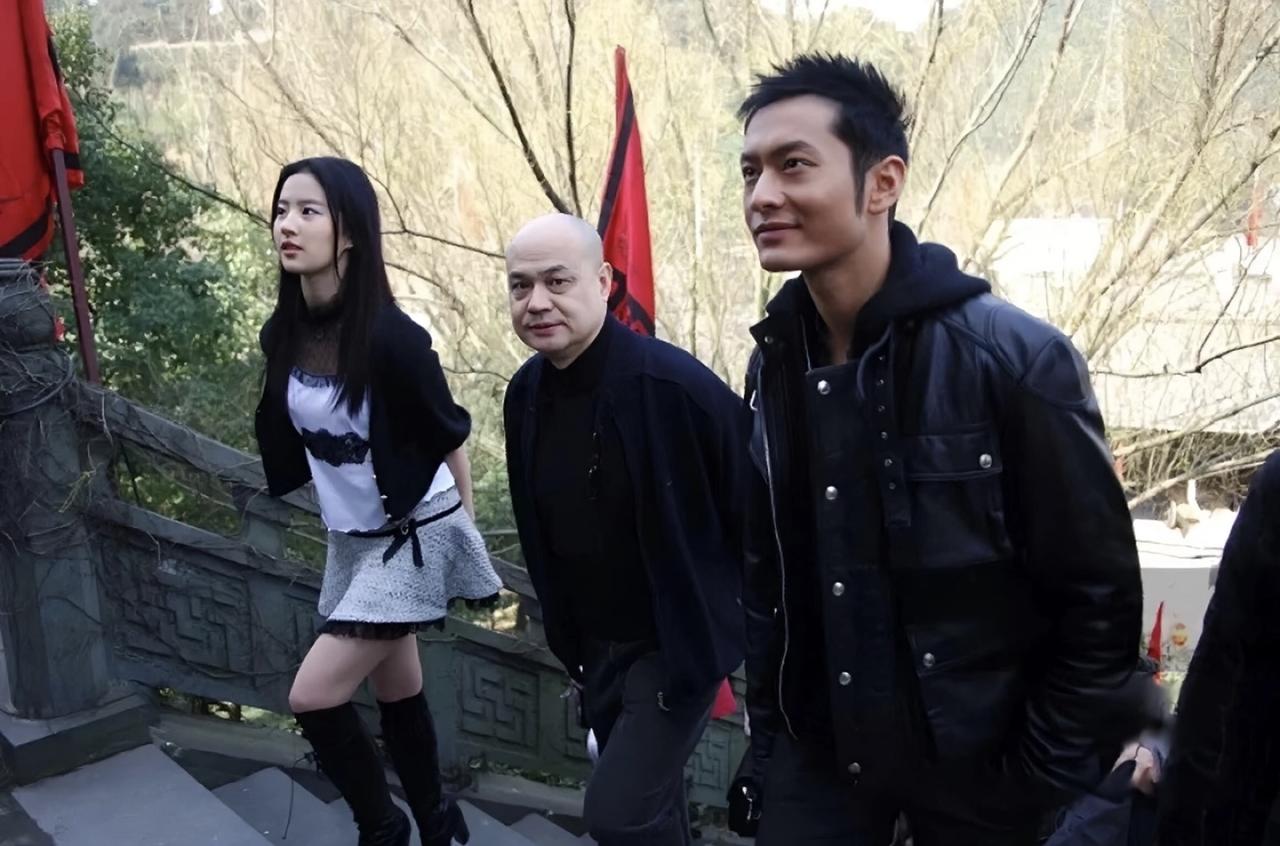 黄晓明与刘亦菲的旧照，当年在《神雕侠侣》拍摄现场的一张照片。

按着2004年开