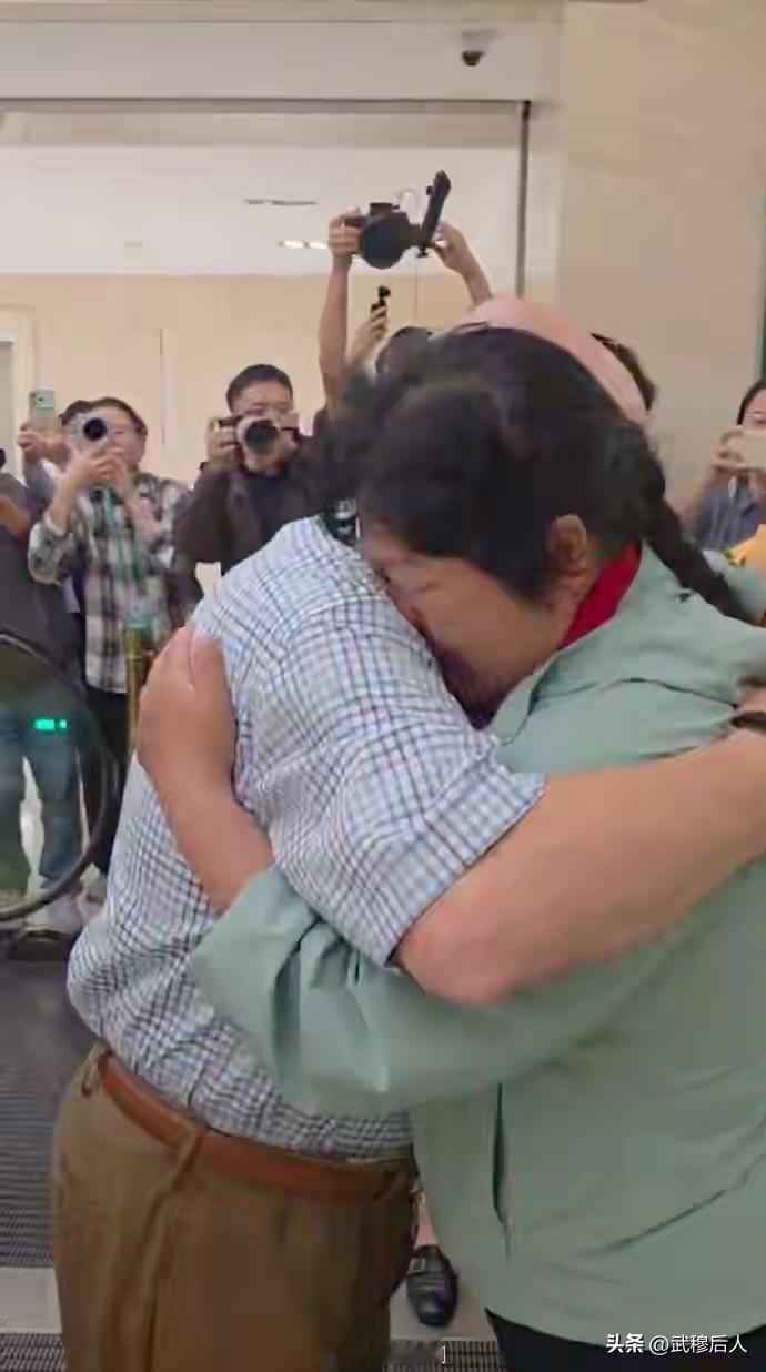 时隔27年跨越山海相拥！外国友人再赴沙漠之约，一段治沙佳话再度刷屏
 
时隔整整