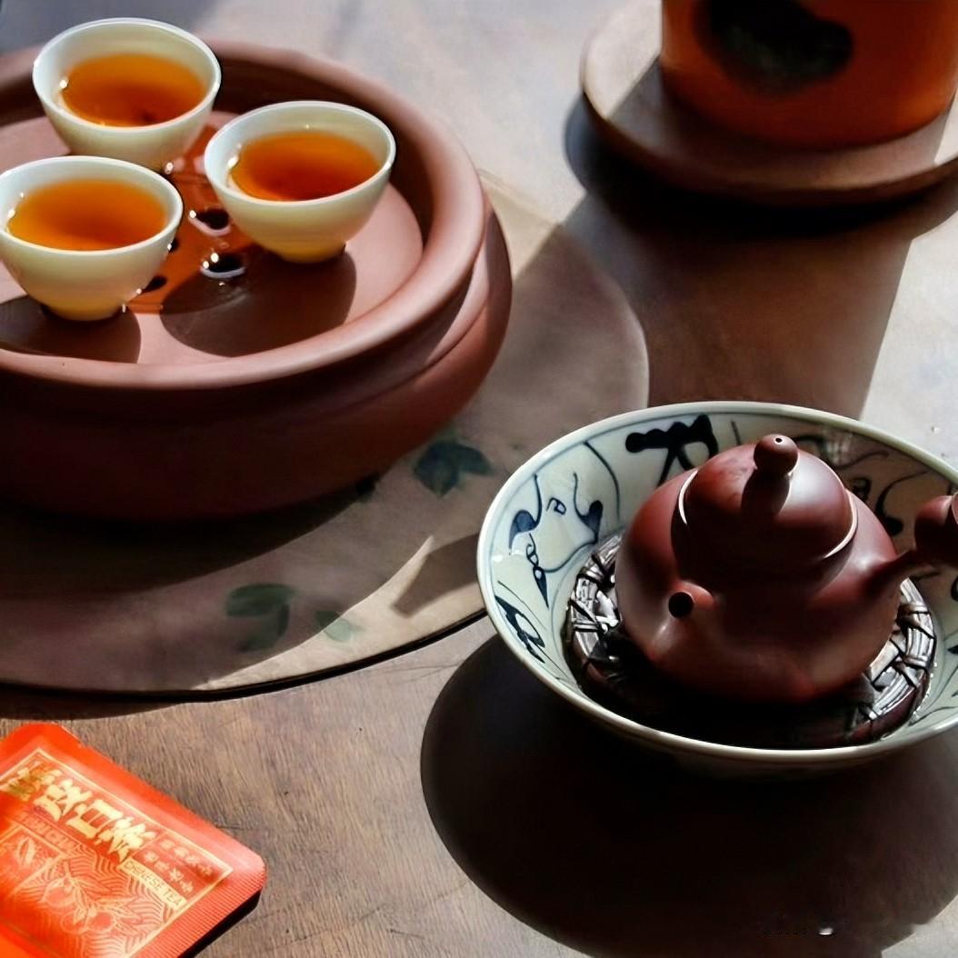 陆羽老哥在《茶经》里早说了：茶得趁热喝，别等它凉透。热乎的时候，精华都在汤里飘着