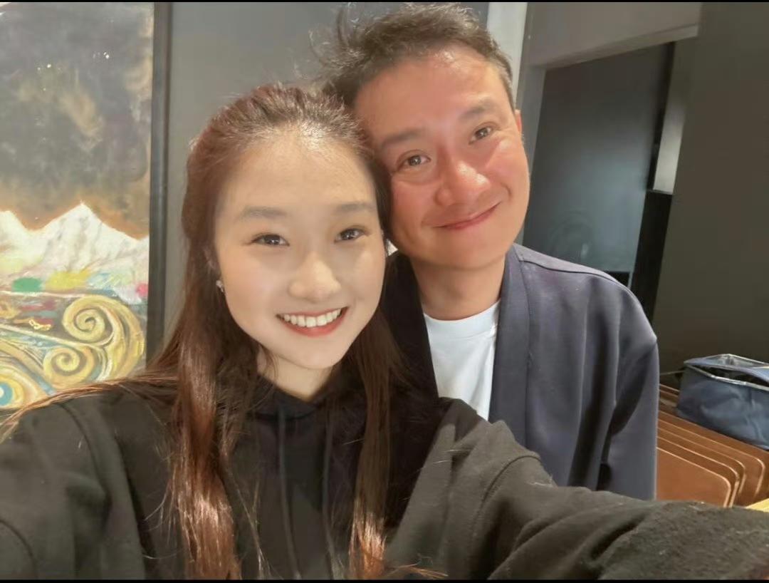 果然不出所料，
文爱马前几天晒和文章的合影，
并不是因为想念爸爸了，而是为了给文