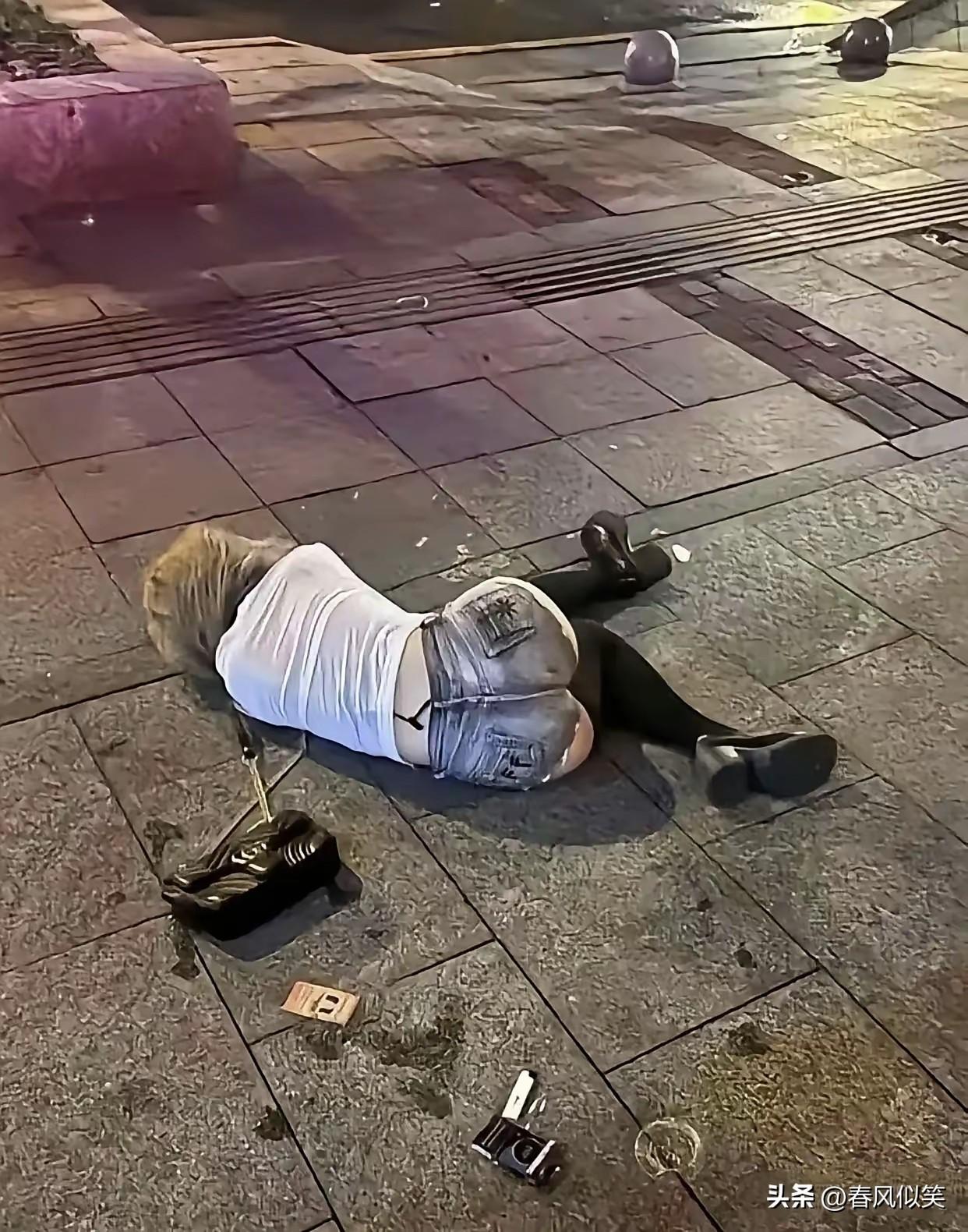 深夜，路过。摸摸兜里仅存的五块钱，没敢上去扶。怕拿不出钱，被人割了腰子。
看见地