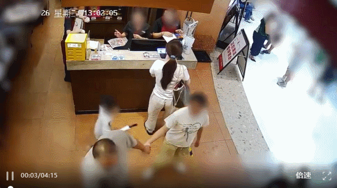 8月26日，长沙某餐厅。4岁男孩跑动时手不小心碰到一名女子臀部，女子转身拉住男孩