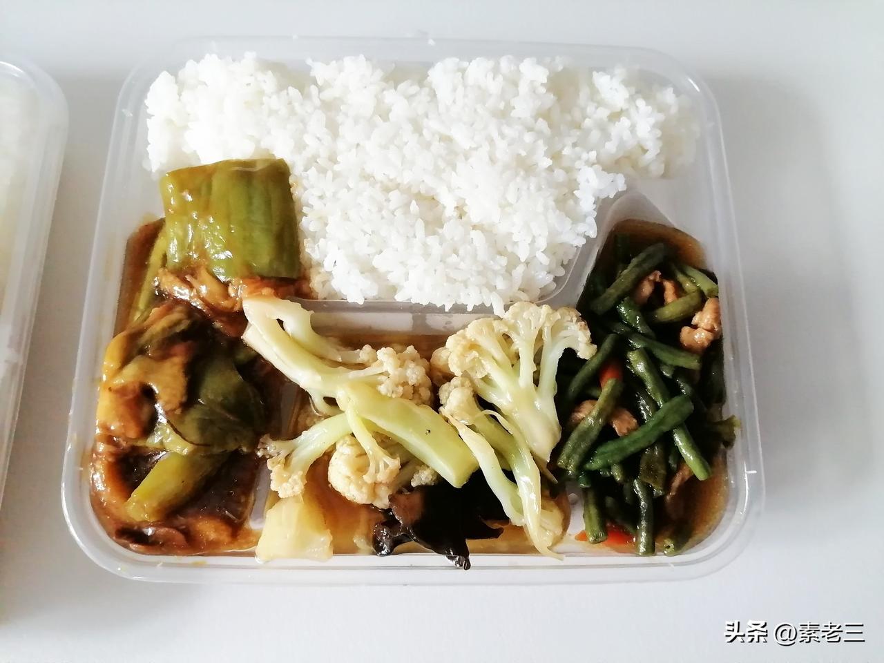 楼下一家素食餐厅，今天午餐免费。

我们楼下开了一家素食餐厅，一晃有很多年了。