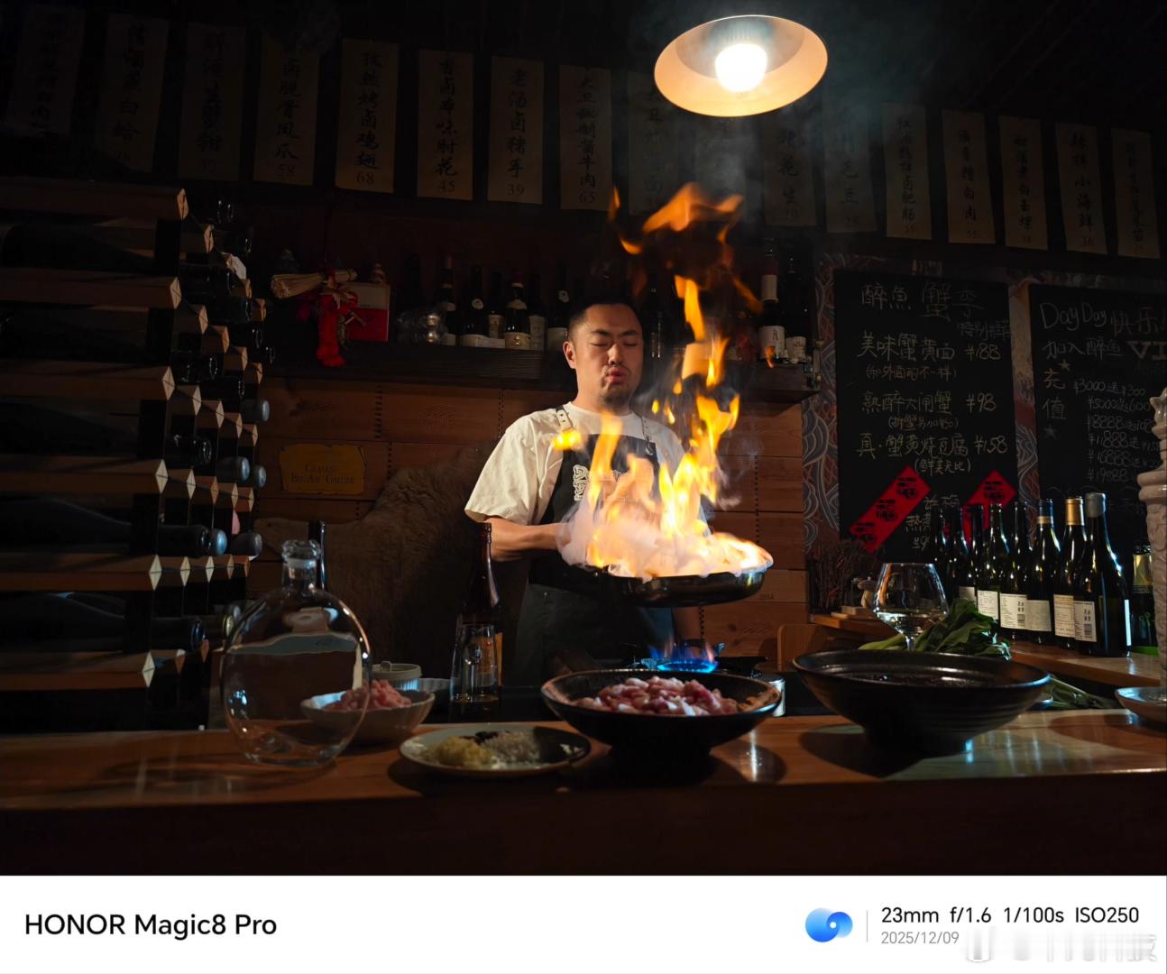 当白日的喧嚣落幕，社会时钟暂停转动，真实的自我在夜色中苏醒。荣耀联合三联生活周刊