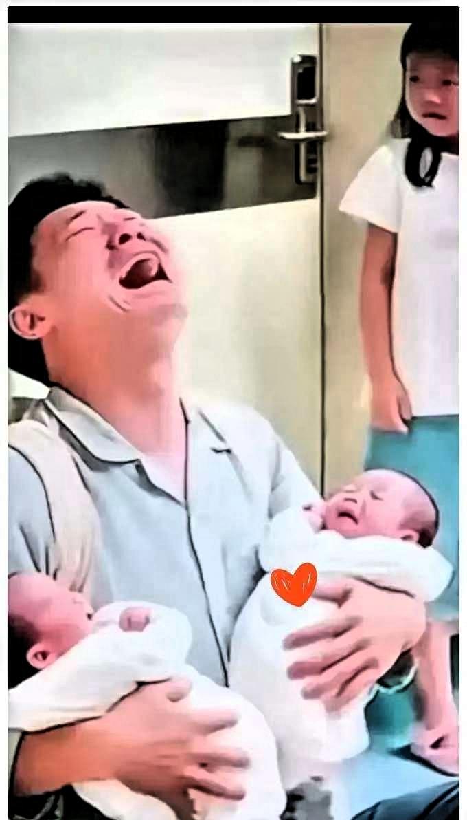 产房门口那哥们直接哭成泪人，
原来他老婆提前十个月告诉他肚子里是俩儿子，可护士抱