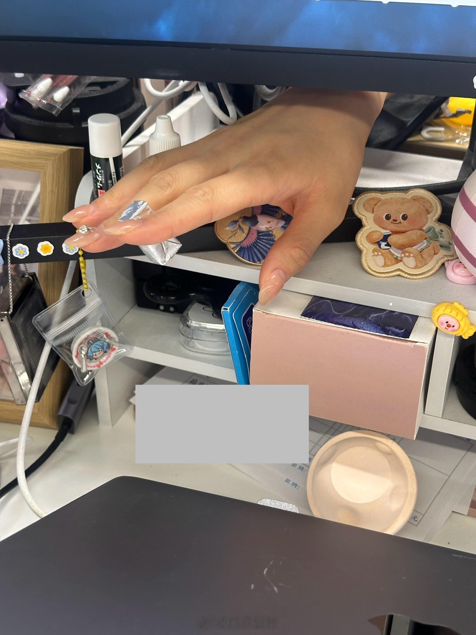 婧婧突然从显示器后面递过来一颗糖🍬差点给我吓得去见太奶[跪了][跪了] ​​​