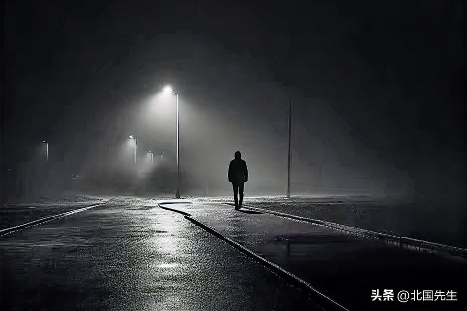 社会的本质是人吃人，不要太善良。
再退一步讲，善良有个球用，
退步忍让，换来的都