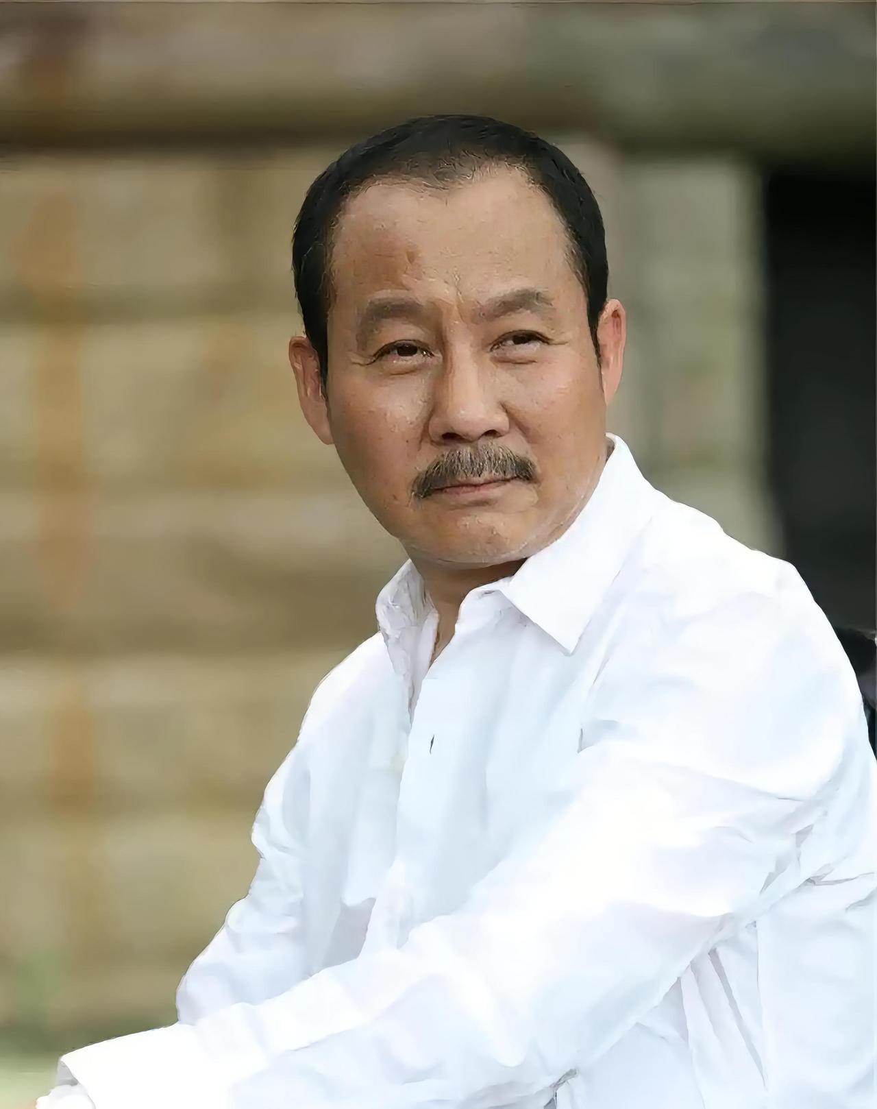 马少骅，回族，1955年生于贵州，国家一级演员，毕业于上海戏剧学院，业内公认“千