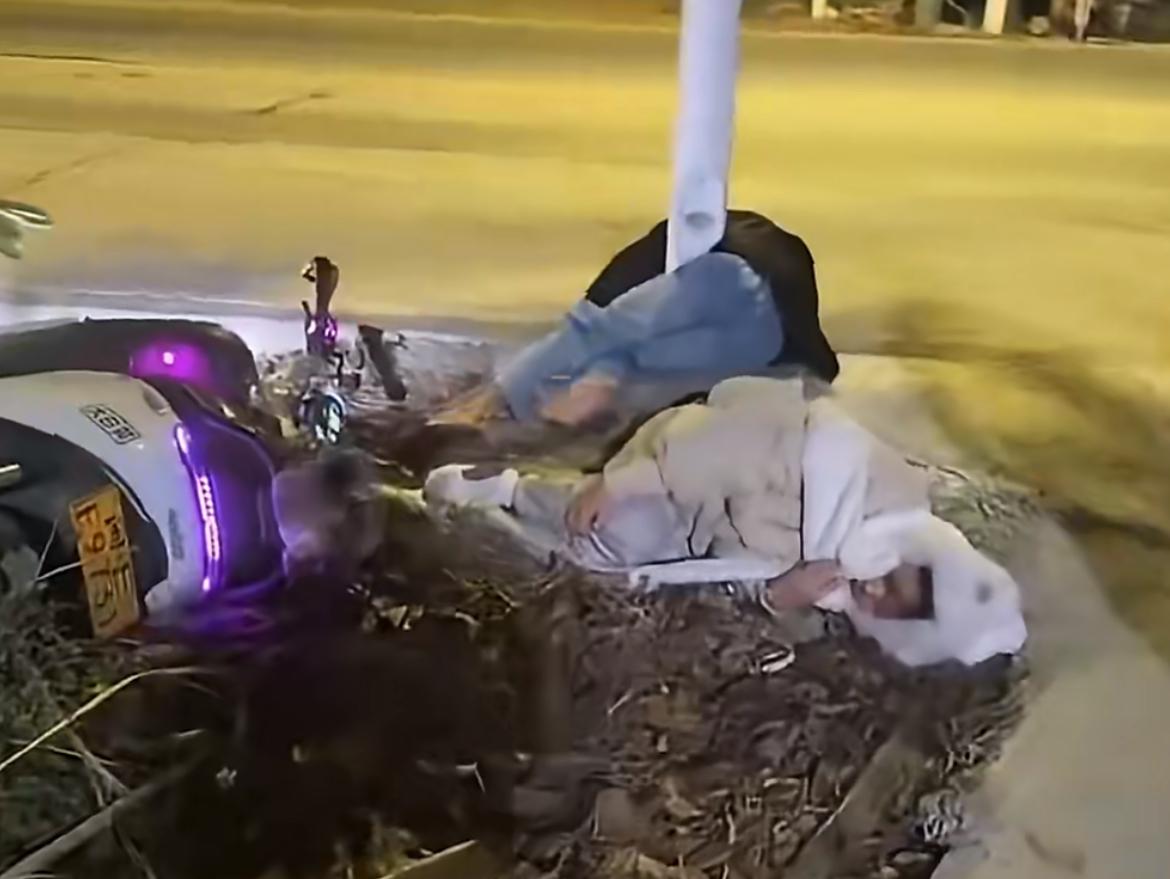 精神小伙带着女友骑着某号电动车，前一秒还在嘚瑟，后一秒撞电线杆抽搐了。看车牌是福