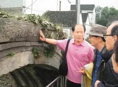 一群韩国老人跪在浙江湖州的古桥边嚎啕大哭，只因桥名和族谱上记载的一模一样——化龙