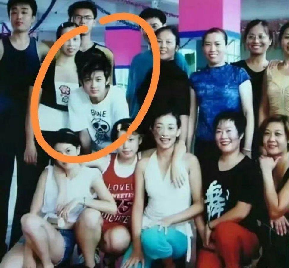 怪不得檀健次当年刚进北舞就有人追，他确实胖过、非主流过，可就是没丑过。 ​ ​​