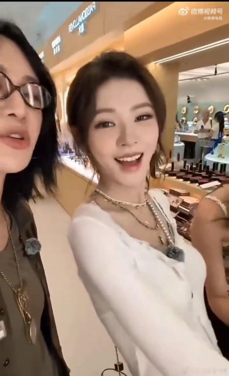 张予曦打招呼这段美我一大跳直播里张予曦猝不及防靠近镜头打招呼，惊艳全网，同时亲自