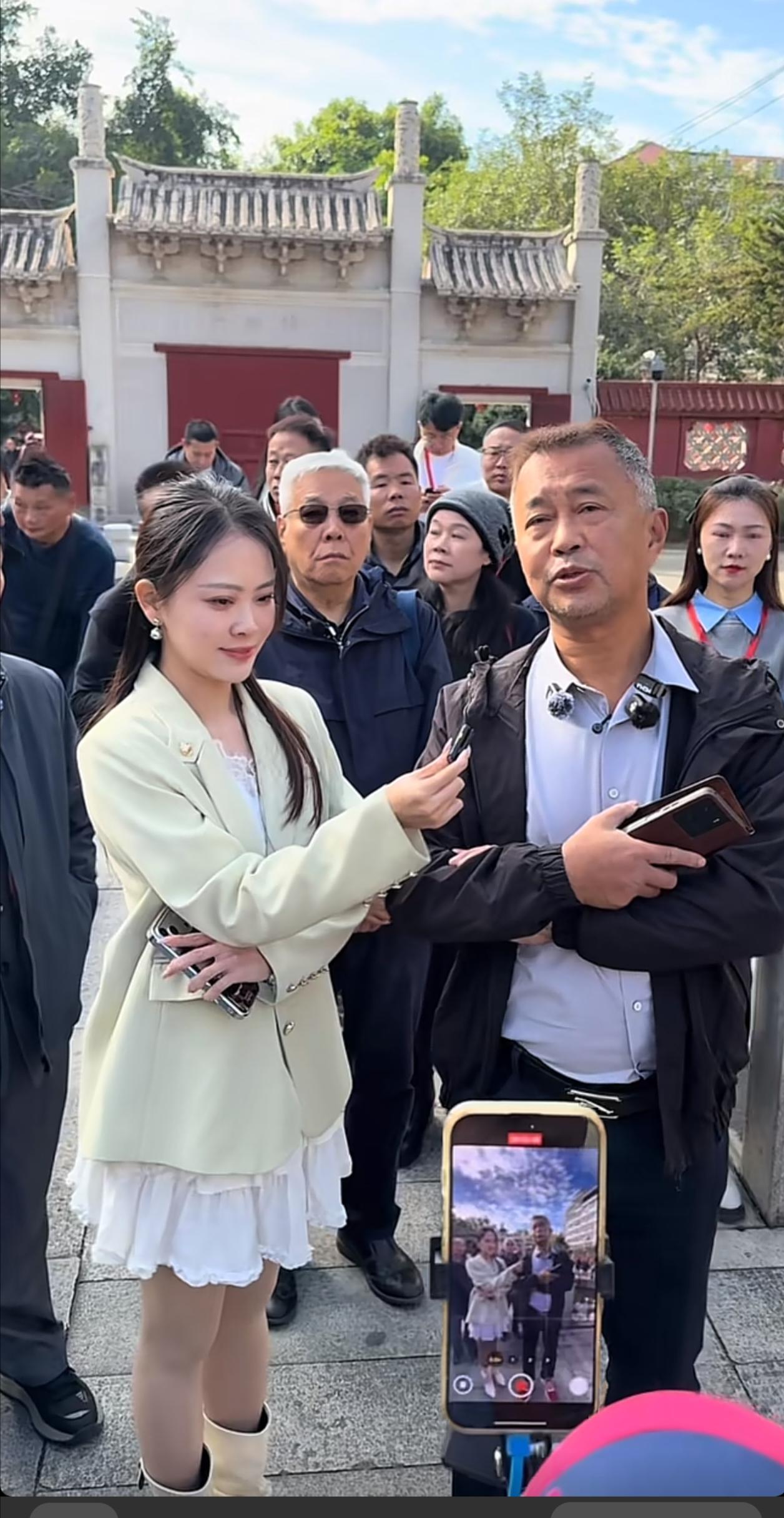 沈巍好久没有出现在这样的名场面里面了，关键是女友晓晓也在后面。当天围着沈巍的人好