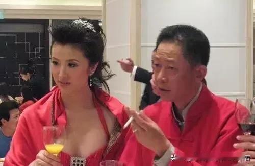 “情史丰富”的王志文，婚后为何0绯闻？看看老婆是谁就知道了。
王志文现任妻子陈坚