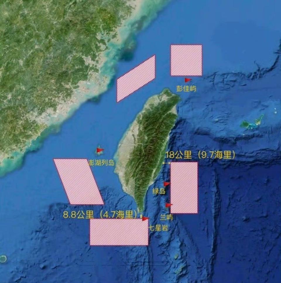 如图所示，这次围岛演习，把海峡的南北两个出入口给封掉了。同时还管控了巴士海峡，进