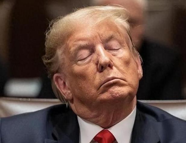 一艘装着美国卖给台湾第一批军火的货轮，正往台湾海峡开过来。美国那边放出狠话，说要