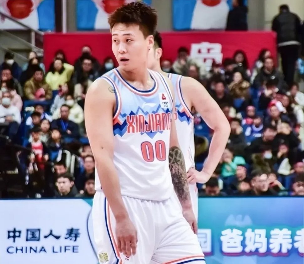 9月24日上午，中国篮球传来的2大消息！1、赵睿，此前有自媒体称两年前上海男篮试