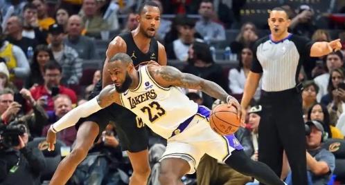 湖人天降喜讯啊！
据NBA记者Chris报道，骑士莫布利遭遇左小腿拉伤，将在1~